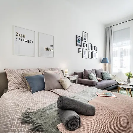 Lejlighed Sun-splashed Retreat In The Heart Of A Vibrant Quarter Budapest