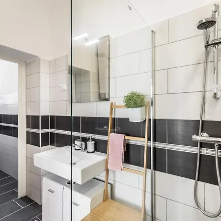 Sun-splashed Retreat In The Heart Of A Vibrant Quarter Lejlighed