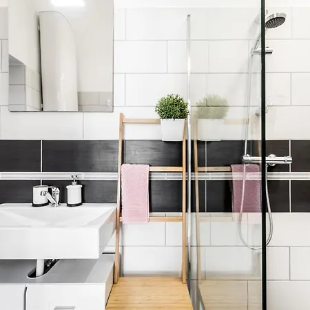 Sun-splashed Retreat In The Heart Of A Vibrant Quarter Lejlighed Budapest
