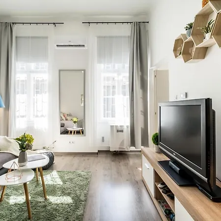Sun-splashed Retreat In The Heart Of A Vibrant Quarter Boedapest