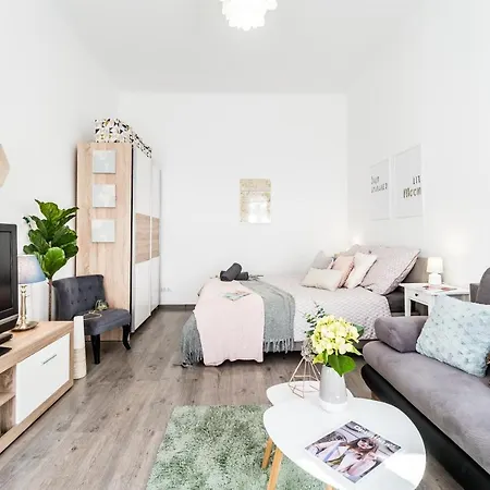 Sun-splashed Retreat In The Heart Of A Vibrant Quarter Apartament