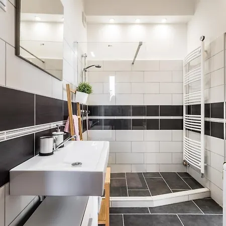 Sun-splashed Retreat In The Heart Of A Vibrant Quarter Apartament Budapesta