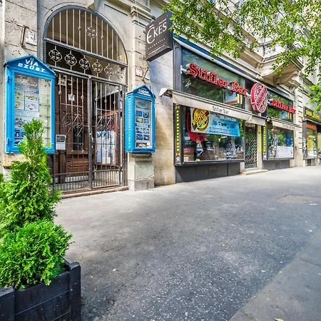 Sun-splashed Retreat In The Heart Of A Vibrant Quarter Boedapest