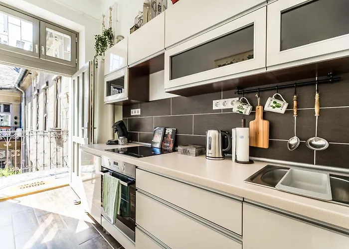 Apartament Sun-splashed Retreat In The Heart Of A Vibrant Quarter