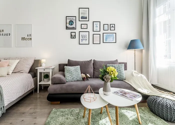 Apartamento Sun-splashed Retreat In The Heart Of A Vibrant Quarter Budapeste