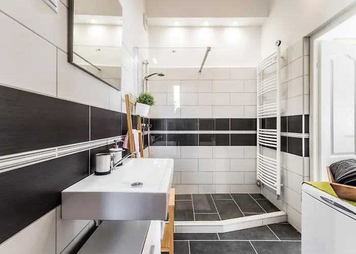 Sun-splashed Retreat In The Heart Of A Vibrant Quarter Apartament Budapeszt